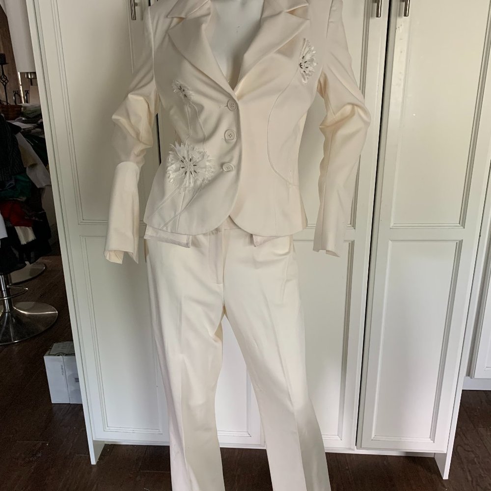studio point size 8 off white suit